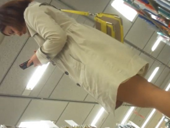 【盗撮動画】傑作パンティ映像！お色気美人お姉さまの股間を隠し撮りｗｗｗの画像