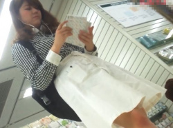 【盗撮動画】東急ハンズらしき店内で素人お姉さんのパンチラを攻略した！！の画像