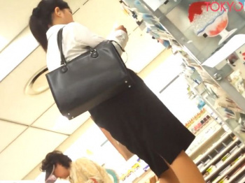 【盗撮動画】東急ハンズ発！ポニテ美人のOLお嬢さんのしゃがみ込みパンチラ！！の画像