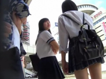 【HD盗撮動画】本物危険！制服美少女の麗しき太ももとパンチラを隠し撮り！！の画像