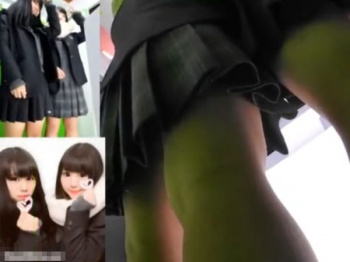 【盗撮動画】警戒心が解いてプリクラに誘ったJK二人組のパンチラを隠し撮り放題ｗｗｗの画像