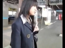 【盗撮動画】ウブそうな清純美少女に声掛け尾行！挙句の果てに捲りパンチラ敢行！！の画像