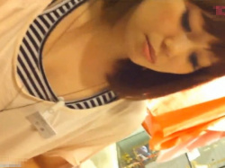 【盗撮動画】ショップ店員の美人お姉さんに接客させて胸チラを覗き込みアングルで隠し撮り！の画像