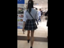 【盗撮動画】制服美少女に危険な付け回し行為！ネットに公開された無断パンチラ隠し撮り！！の画像