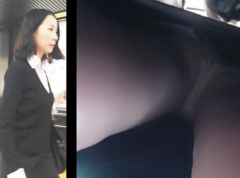 【盗撮動画】清楚で知的なスーツOLの美人お姉さんのパンチラ隠し撮りとか危険すぎる!!!の画像