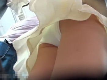 【盗撮動画】スカートひろひら隠し撮り！素人ギャルの下半身からパンチラを無断撮影して公開！！の画像