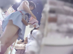 【HD盗撮動画】ショートヘア激カワ女子の色白太ももパンチラをローアングルから隠し撮り！！の画像