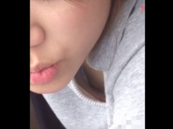 【HD盗撮動画】もうサイコー！乳首らしき物!!!素人美人ギャルの胸チラ覗き込み！！の画像