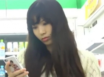 【盗撮動画】可愛い素人の美人ギャルに粘着してパンチラを隠し撮りしてる危険映像拡散！！の画像