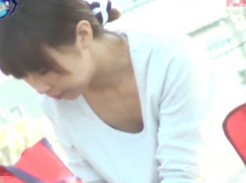 【盗撮動画】美人ママ巨乳ママの胸元を凝視!!!他人妻の胸チラを隠し撮りして楽しむｗｗｗの画像