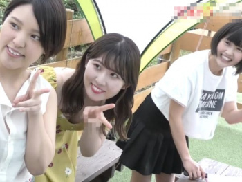 【盗撮動画】BBQパーティで満点の笑顔と旨そうなパンチラを隠し撮りされているギャルｗｗｗの画像
