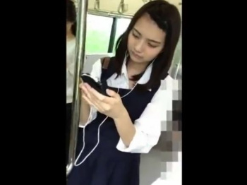 【盗撮動画】完全アウト!!!尋常でない！童顔ロリ美少女の女子校生のスカートを捲りパンチラ収穫！！の画像