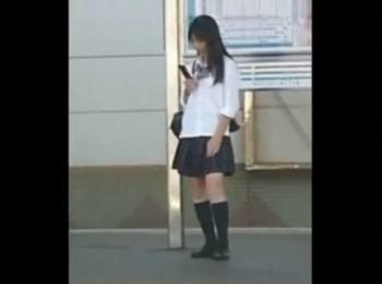 【盗撮動画】思春期の下半身を襲う!!!アドケナイ制服少女のスカートを捲りパンチラ無断撮影！！の画像