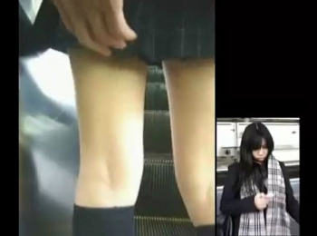 【盗撮動画】バレたら即逮捕！制服美少女のJKちゃん達を追い回してスカート捲りパンチラ！！の画像