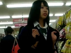 【盗撮動画】ママと買い物中！清純ピュア系美少女のJKちゃんのパンチラをまさかの隠し撮り！！の画像