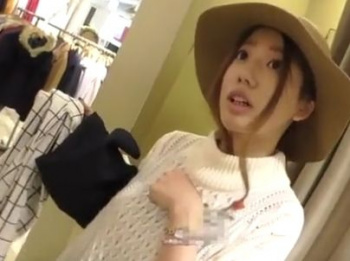 【盗撮動画】マジで可愛い！ハットもお似合いの美人ショップ店員からパンチラ隠し撮り！！の画像