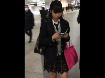 【HD盗撮動画】マジで可愛らしい！制服美少女を尾行して鬼畜すぎる捲りパンチラ隠し撮り！！の画像