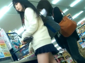 【盗撮動画】絶品レベルにキュートな黒髪美少女のパンチラ隠し撮りして攻略したｗｗｗの画像