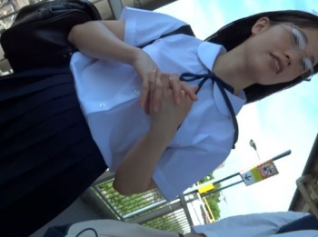 【盗撮動画】さすがにマズいよね。純情メガネっ子女子校生のパンチラ隠し撮りとか！！の画像