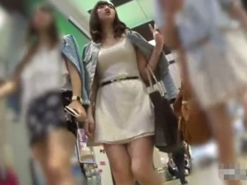 【盗撮動画】全身からフェロモン駄々洩れ！肉食ボディの激美人ギャルの情熱的パンチラ隠し撮り！の画像