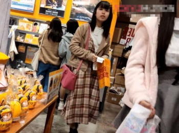 【HD盗撮動画】タワ●コ（タワーレ〇ード）店内でお嬢さん二人組からパンチラ隠し撮りｗｗｗの画像