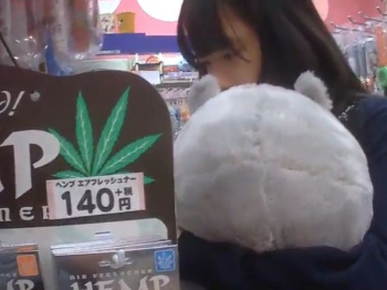 【盗撮動画】ぬいぐるみを抱いたロリ美少女から!!!100点満点のピュア下半身と純白パンティｗｗｗの画像