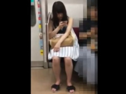 【盗撮動画】この娘さんの色白下半身が素晴らしい！素人ギャルを尾行してパンチラ逆さ撮り！！の画像