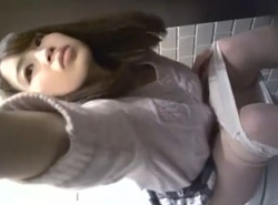 【盗撮動画】女子トイレ隠し撮り！無断撮影された清楚系美人ギャルの映像がネット上に拡散！！の画像