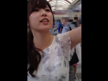 【HD盗撮動画】驚愕の危険行為！声掛け美人さんを尾行してスカートを捲りパンチラ隠し撮り！！の画像