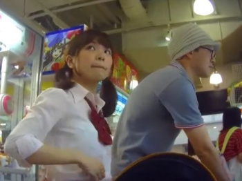 【盗撮動画】入手困難！異次元の美少女ママ発見！パンチラを旦那のそばでも無視して隠し撮り！！の画像