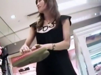 【盗撮動画】Mr研修生!パーフェクトパンティ映像!超絶美系ショップ店員の純白は必見!!!の画像