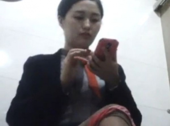 【盗撮動画】証券会社隠し撮り！女子トイレの隠しカメラが美人女子社員の股間を狙い撮り！！の画像