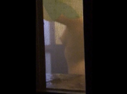 【盗撮動画】本物リアル映像！浴室窓から覗いてシャワー中の全裸お姉さんの美体を隠し撮り！！の画像