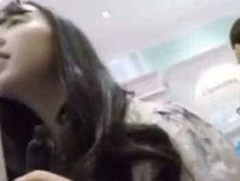 【盗撮動画】純白パンティ食い込み状態！清純系美少女な今どきJKのパンチラ隠し撮りとか最高ｗｗｗの画像