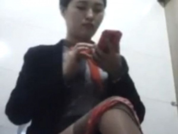 【盗撮動画】激レア映像！某証券会社の女子トイレ隠し撮り！美人社員が鼻ホジ用足し中ｗｗｗの画像