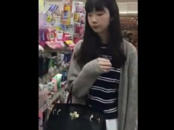 【盗撮動画】お澄まし顔で買い物中の清楚系ギャルのパンチラ隠し撮りすると傑作だった件ｗｗｗの画像