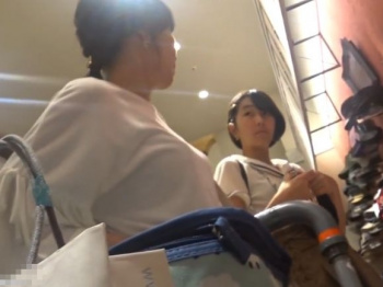 【盗撮動画】お好みでどうぞ♡買い物中の母とショートヘア美少女のパンチラをW隠し撮り成功ｗｗｗの画像