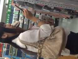 【盗撮動画】レンタルDVD店でミニスカギャルがしゃがみ込んだ瞬間のパンチラ隠し撮り！！の画像
