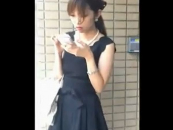 【盗撮動画】俺の声掛けに冷たい視線!!!超可愛いギャルに腹が立ち尾行してスカめくパンチラ隠し撮り！！の画像
