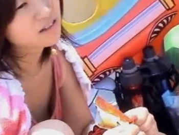【盗撮動画】乳首GET！若ママ隠し撮り！美少女系から美人系まで人妻の胸チラを無差別で凝視ｗｗｗの画像