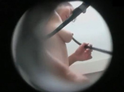 【盗撮動画】マジなやつ！シャワー室を使用中の美人ママと小さなお子様の様子を隠し撮り！！の画像