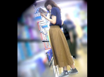 【HD盗撮動画】若い娘にも負けない!!!美形美熟可愛い系などの素人妻のパンチラを隠し撮り攻略！！の画像