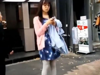 【盗撮動画】マジで捲ってる!!!素人お姉さん達を追い回してスカめくパンチラを量産隠し撮り！！の画像