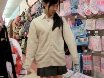 【盗撮動画】逆さも正面撮りも完璧！ピュア美少女JKちゃんの無防備な股間からパンチラ隠し撮り！！の画像