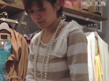 【盗撮動画】一生懸命な接客と満面の笑みが印象的なショップ店員のギャルのパンチラを隠し撮りしまくってきたｗｗｗの画像