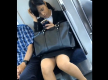 【盗撮動画】就活中のリクスー美少女に粘着！電車で見かけたJDを尾行してパンチラ隠し撮り！！！の画像