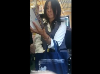 【HD盗撮動画】イイ肉持してる!!!オタク系美人の制服OLを捲って生理中パンチラ隠し撮りｗｗｗの画像