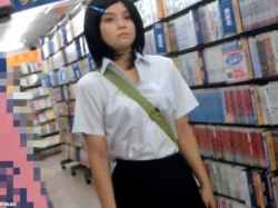 【盗撮動画】観覧注意！美少女すぎた制服女子校生のマンコはみ出しパンチラを正面から凝視！！の画像