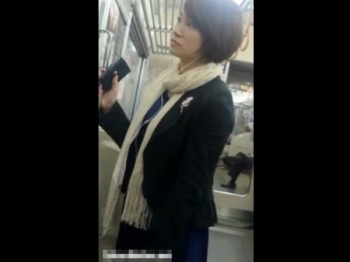 【盗撮動画】元限定作品！ショートヘア美人の知的お姉さんの捲りパンチラ隠し撮り！！の画像
