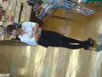 【盗撮動画】ニーハイ着用の美少女OL風ギャルを店内で発見！無断でパンチラ隠し撮りｗｗｗの画像